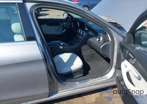 2016 Mercedes-Benz C 300 z USA, uszkodzony, nr VIN 55SWF4JB7GU162041